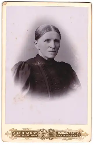 Fotografie A. Ehrhardt, Schönebeck, Portrait ältere Dame mit zurückgebundenem Haar