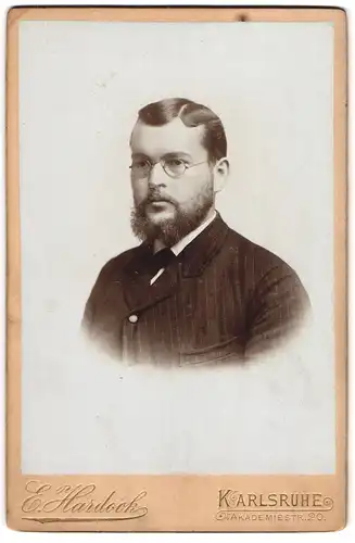 Fotografie E. Hardock, Karlsruhe, Portrait stattlicher Herr mit Brille und Vollbart