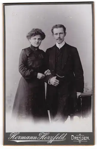 Fotografie Hermann Herzfeld, Dresden, Portrait bürgerliches Paar in modischer Kleidung