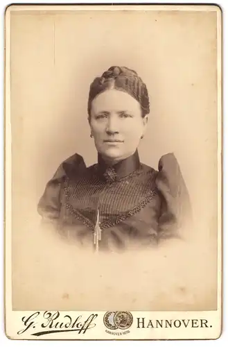 Fotografie G. Rudloff, Hannover, Portrait bürgerliche Dame im eleganten Kleid mit Kragenbrosche