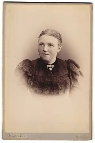Fotografie Carl Beste, Minden, Portrait bürgerliche Dame mit zurückgebundenem Haar