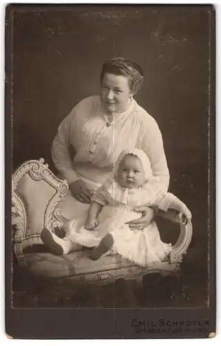 Fotografie Emil Schröter, Berlin-Spandau, Portrait bürgerliche Dame mit Kleinkind im Arm