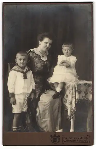 Fotografie Gust. A. Abel, Werder a/Havel, Portrait Mutter mit zwei Kindern