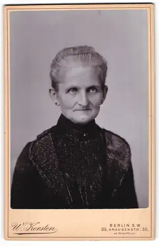 Fotografie W. Kersten, Berlin-SW, Portrait betagte Dame mit zurückgebundenem Haar