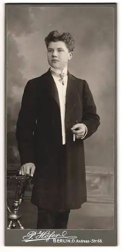 Fotografie P. Höfer, Berlin-O, Portrait junger Herr in Anzug mit Hemd mit Stehkragen