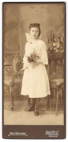 Fotografie Edg. Wallnau, Berlin-N, Portrait Mädchen in weissem Kleid mit Blumen