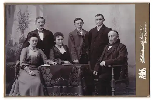 Fotografie Ernst Ebel, Bad Bernburg, Portrait Vater mit Töchtern und Söhnen