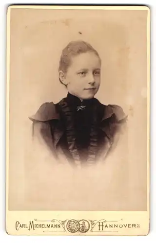 Fotografie Carl Michelmann, Hannover, Portrait Mädchen mit zusammengebundenem Haar