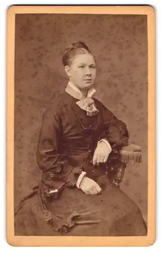 Fotografie W. Karrass, Bremen, Portrait Fräulein in festlicher Garderobe, um 1890