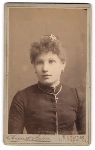 Fotografie August Hahn, Berlin, Portrait Fräulein mit zusammengebundenem Haar