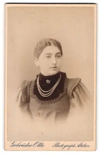 Fotografie Gebrüder Otto, Oranienburg, Portrait Fräulein mit zusammengebundenem Haar