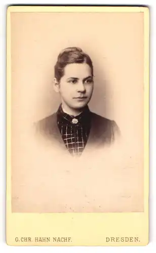 Fotografie G. Chr. Hahn Nachf., Dresden, Portrait Fräulein mit Haarknoten