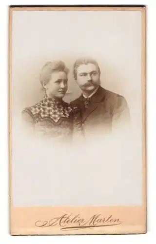 Fotografie August Marten, Bockenem a/H, Portrait junges bürgerliches Paar