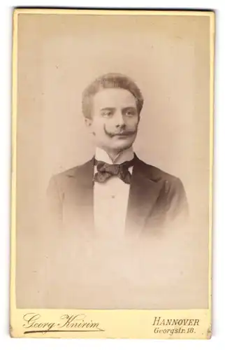 Fotografie Georg Knirim, Hannover, Portrait junger Herr mit imposantem Oberlippenbart