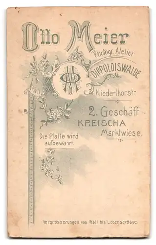 Fotografie Otto Meier, Kreischa, Frau mit Herz stecknadel und grossem Kreuz an Kette