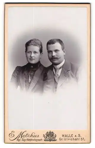 Fotografie E. Motzkus, Halle a. S., Mann mit Schnauzer & Krawatte nebst Frau