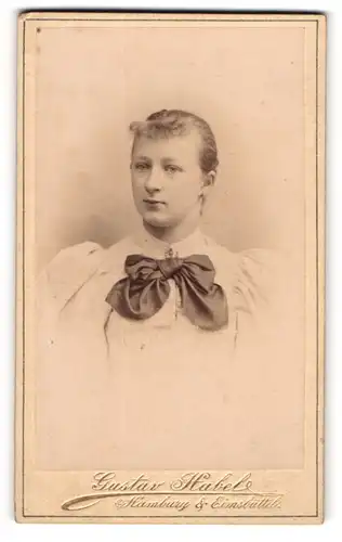 Fotografie Gustav Habel, Hamburg, Frau in Bluse und grosser Schleife am Kragen