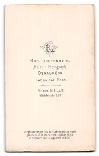 Fotografie Rud. Lichtenberg, Osnabrück, Junges Paar in Bluse und Anzug mit Fliege