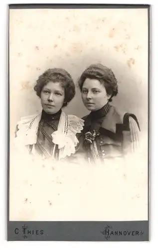 Fotografie C. Thies, Hannover, Mutter und Tochter im Portrait