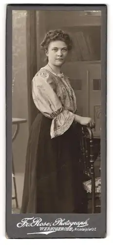 Fotografie Fr. Rose, Wernigerode, Frau in Kleid und Bluse hinter Stuhl stehend