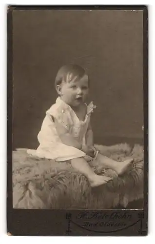 Fotografie H. Ketelhohn, Bad Oldesloe, Baby auf Tierfell