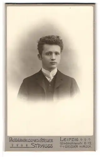 Fotografie Atelier Strauss, Leipzig, Portrait junger Herr in Anzug mit Hemd mit Stehkragen