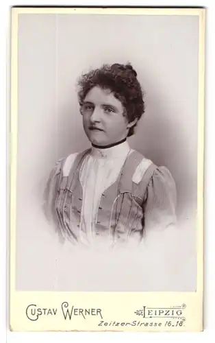 Fotografie Gustav Werner, Leipzig, Portrait junge Dame mit Haarknoten