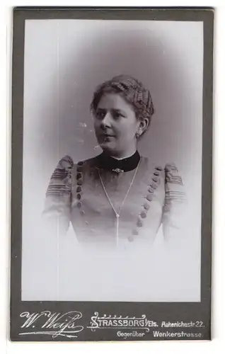 Fotografie W. Weiss, Strassburg i/Els., Portrait Dame mit zusammengebundenem Haar