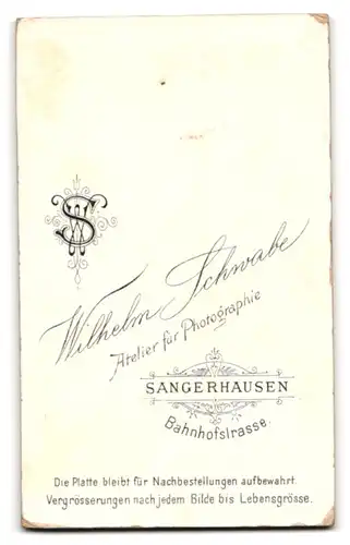 Fotografie Wilhelm Schwabe, Sangerhausen, Portrait Knabe in zeitgenöss. Kleidung