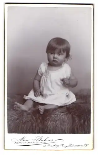 Fotografie Max Stahns, Annaberg i/Erzg., Portrait Kleinkind in Kleidchen