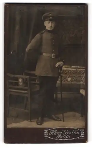Fotografie Hans Grothe, Fulda, Portrait Soldat in Uniform mit Säbel