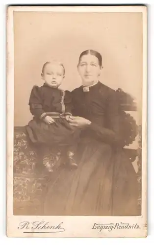 Fotografie R. Schenk, Leipzig-Reudnitz, Portrait betagte Dame und Kleinkind