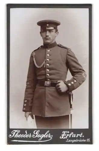 Fotografie Theodor Gogler, Erfurt, Portrait Soldat in Uniform mit Schützenschnur