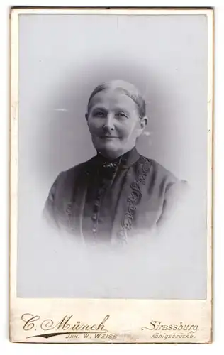 Fotografie C. Münch, Strassburg, Portrait betagte Dame mit zusammengebundenem Haar