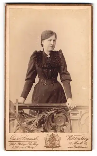 Fotografie Oscar Strensch, Wittenberg, Portrait junge Dame in schwarzem Kleid