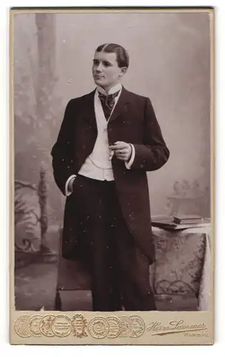 Fotografie Herm. Sommer, Hamm i/W, Portrait eleganter junger Herr mit Zigarre