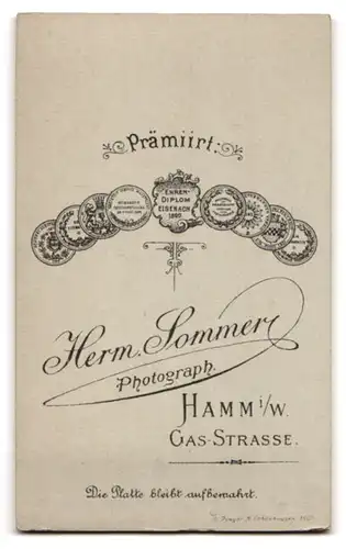 Fotografie Herm. Sommer, Hamm i/W, Portrait eleganter junger Herr mit Zigarre