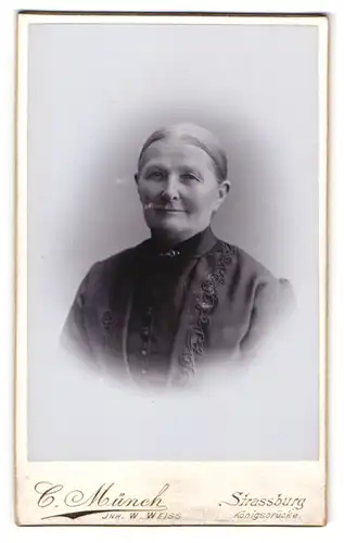Fotografie C. Münch, Strassburg, Portrait betagte Dame mit zusammengebundenem Haar