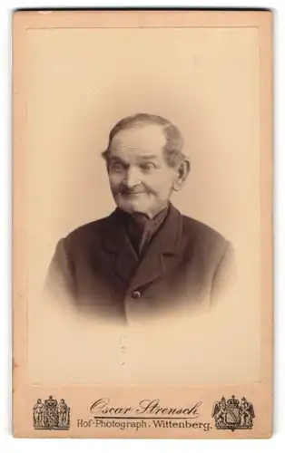 Fotografie Oscar Strensch, Wittenberg, Portrait Greis in zeitgenössischer Kleidung, um 1890