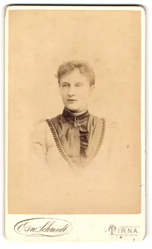 Fotografie Osw. Schmidt, Pirna, Portrait Dame in zeitgenöss. Kleidung