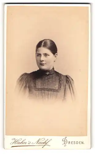 Fotografie Hahn`s Nachf., Dresden, Portrait Fräulein mit zusammengebundenem Haar
