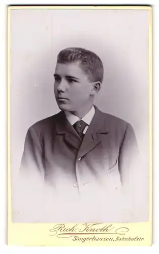 Fotografie Rich. Knoth, Sangerhausen, Portrait Knabe in Anzug mit Krawatte