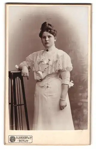 Fotografie A. Jandorf & Co., Berlin, Portrait junge Dame in Abendkleid mit Haarknoten