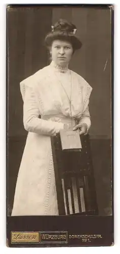 Fotografie Lassen, Würzburg, Portrait brünette Schönheit mit Flechtdutt im weissen Kleid