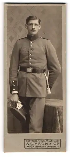 Fotografie Samson & Co., Würzburg, Portrait charmanter junger Soldat in interessanter Uniform