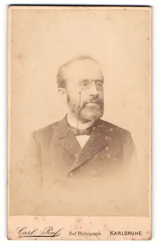 Fotografie Carl Ruf, Karlsruhe, Portrait stattlicher Herr mit Zwicker und Vollbart