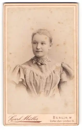 Fotografie Carl Müller, Berlin, Portrait blondes Fräulein mit Spitze am Kleiderkragen