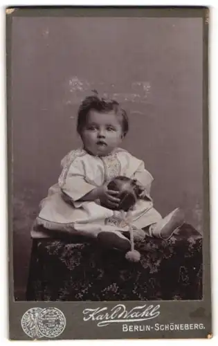 Fotografie Karl Wahl, Berlin-Schöneberg, Portrait bezauberndes kleines Mädchen mit Ball in der Hand