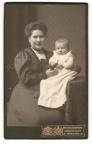 Fotografie Prof. Ed. Uhlenhuth, Coburg, Portrait stolze junge Mutter mit niedlichem Baby im Taufkleid