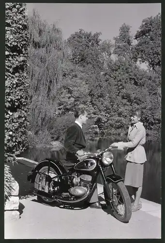 Fotografie Motorrad DKW RT 125, junges Paar unterhält sich am Krad